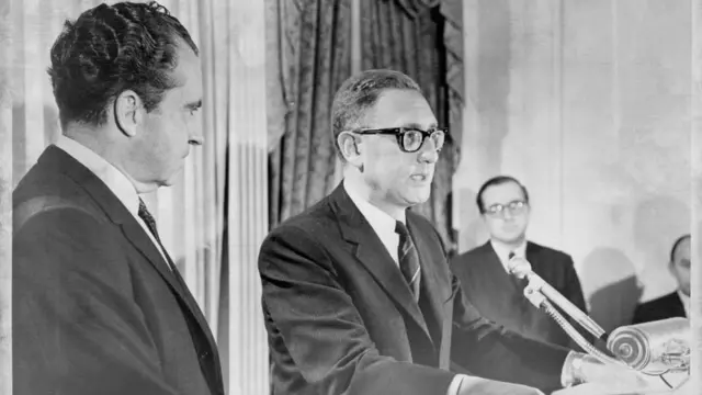 রিচার্ড নিক্সন (বাঁয়ে) ও হেনরি কিসিঞ্জার। আর্কাইভস থেকে, ডিসেম্বর ১৯৬৮