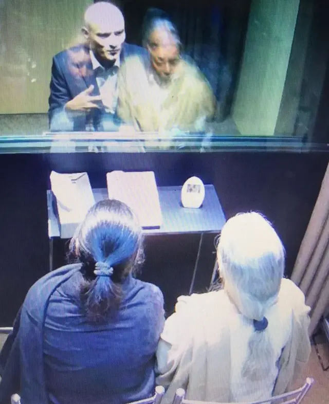 કુલભૂષણને મળતા તેમના મા અને પત્ની