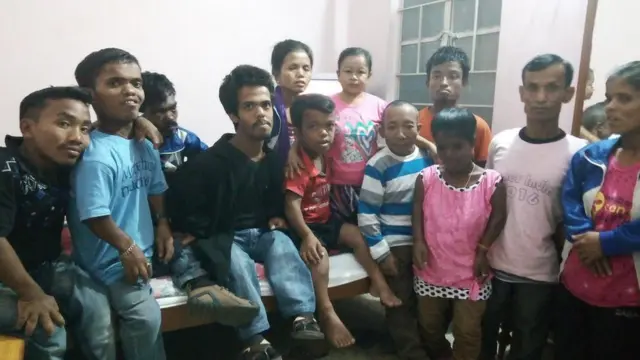 दापून : द मिरर के कलाकार.