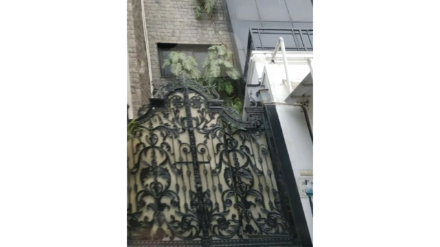 Srivastava Group's office gate in Delhi, with (right) nameplate for Indian Institute for Non-Aligned Studies and New Delhi Times, both linked to SG