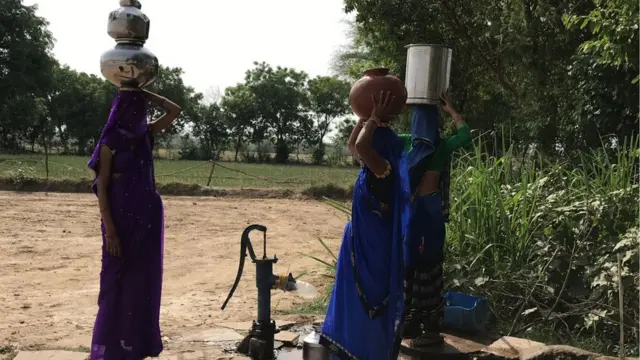 नीम गांव की महिलाएँ