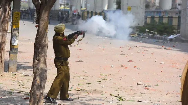 পুলিশের গুলিচালনা