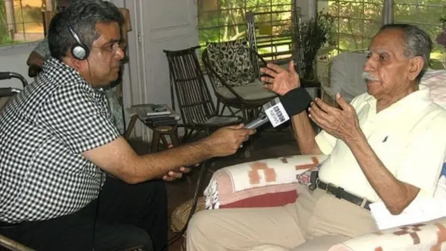 निवृत्त मेजर के. के. तिवारी यांच्याशी बातचीत करताना बीबीसी प्रतिनिधी रेहान फजल