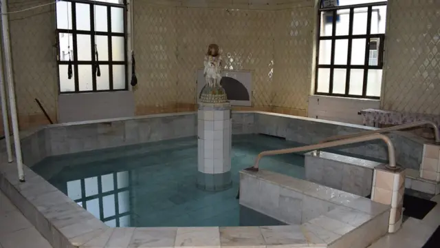 Ванна в здании Шестого источника