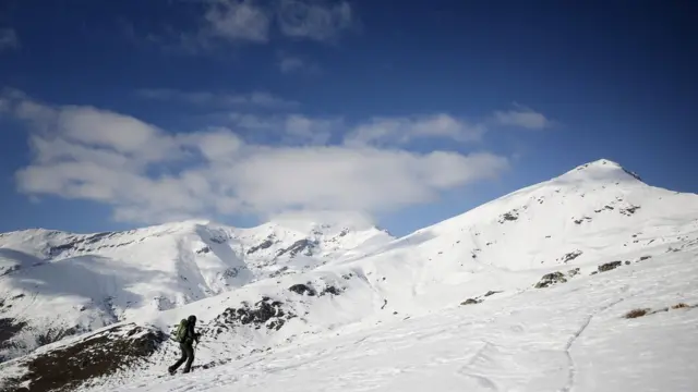 이탈리아 피에몬트의 산을 오르는 등산가
