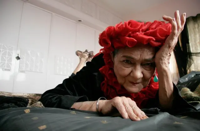 Kwa miaka kadha alishuhudia nyanya huyo akiigiza kama mwanasayasni, malkia, mwanasayansi na mambo mengine kadha.