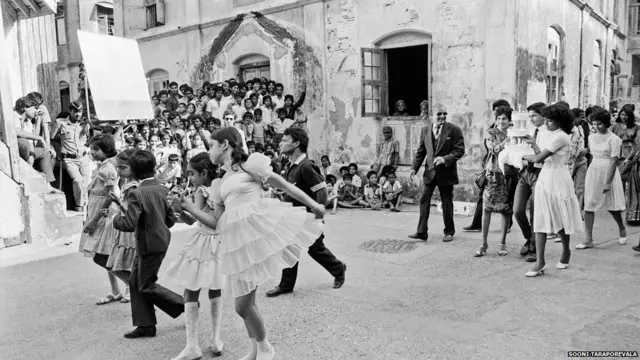 On location while the movie The Perfect Murder was being shot in Mumbai in 1987