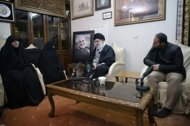 د ایران مذهبي مشر ایت الله علي خامنه يي د وژل شوي افسر قاسم سلیماني کورنۍ سره د خواخوږۍ څرګندولو لپاره د هغه کور ته ورغلی و