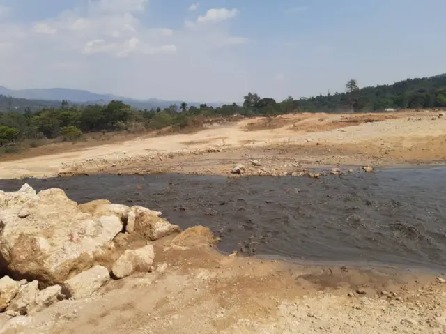 Ubu aratemba ajya mu mugezi wa Rubyiro anyuze muri kariyeri ya Cimerwa