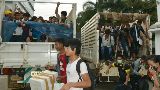 รถบรรทุกนำแรงงานต่างด้าวชาวพม่าเดินทางออกจากประเทศไทยที่อ.แม่สอด จ.ตาก