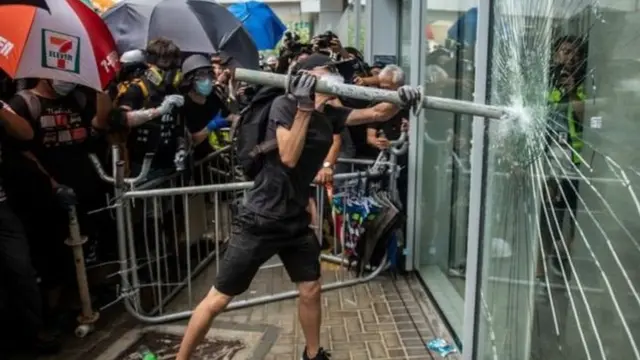 போராட்டக்காரர்கள்