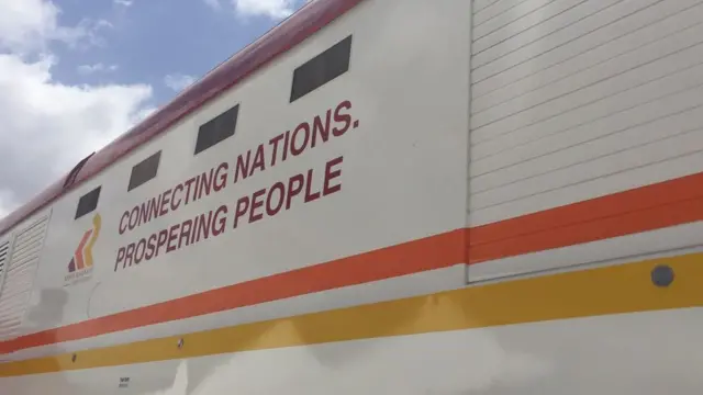 Behewa la treni lenye maandishi ya kuunganisha mataifa na maendeleo