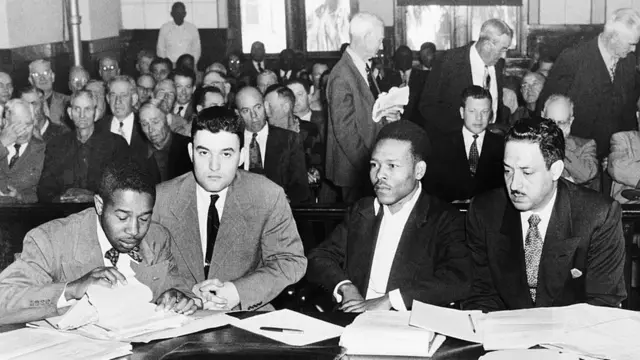 Irvin (troisième à partir de la gauche) a été condamné à mort sur la chaise électrique après sa condamnation, mais il a ensuite été condamné à nouveau à la prison à vie avec libération conditionnelle