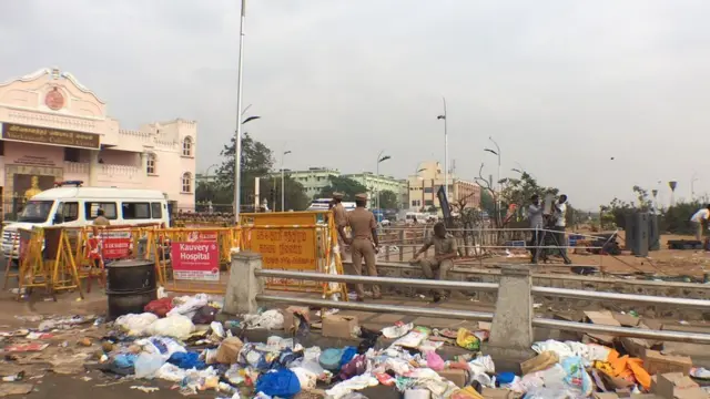 சென்னை மெரீனாவில் ஜல்லிக்கட்டு போராட்டக்காரர்களை கலைத்த போலிசார் (புகைப்படத் தொகுப்பு)