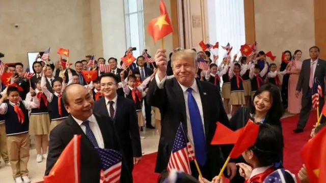 Bwana Trump azunguza ibendera rya Vietnam mu nama yagiranye na Nguyen Xuan Phuc, minisitiri w'intebe wa Vietnam