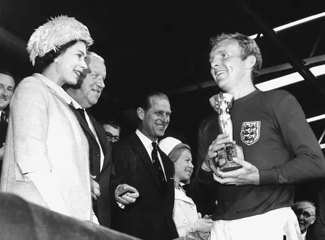 بابی مور، کاپیتان تیم انگلستان