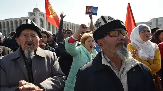 Элдин нааразылыктын башкы себептеринин бири соттордун саясий буйруктарды аткарып жатканында деп көп айтылды