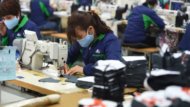 Nhiều người lao động không thể mua được khẩu trang hay nước rửa tay