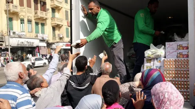 مصريون يقبلون على شراء السلع والمنتجات الأرخص ثمنا