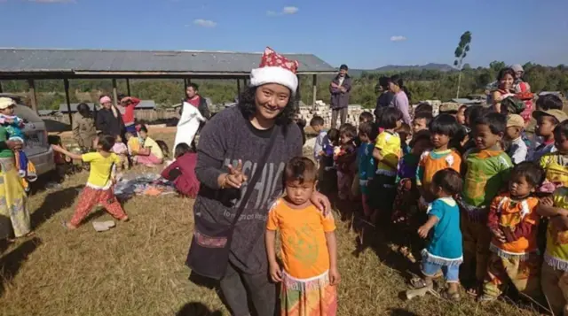 လူမှုရေးလုပ်ငန်းတွေလုပ်ဆောင်