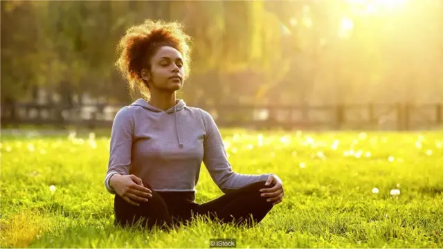 Mulher meditando