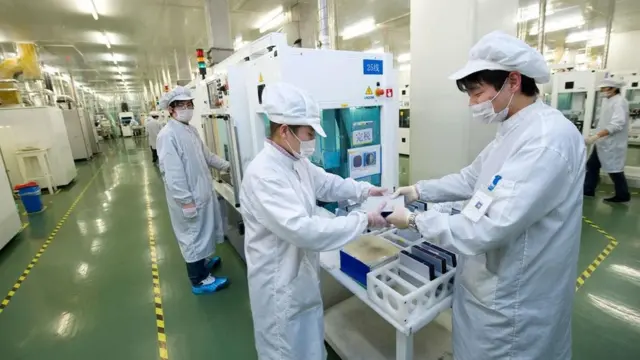 أحد معامل إنتاج الألواح الشمسية