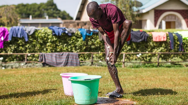 Kipchoge washing his feet