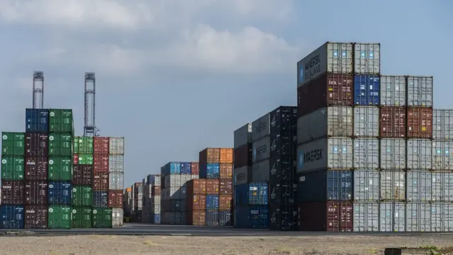 Contenedores en puerto mexicano