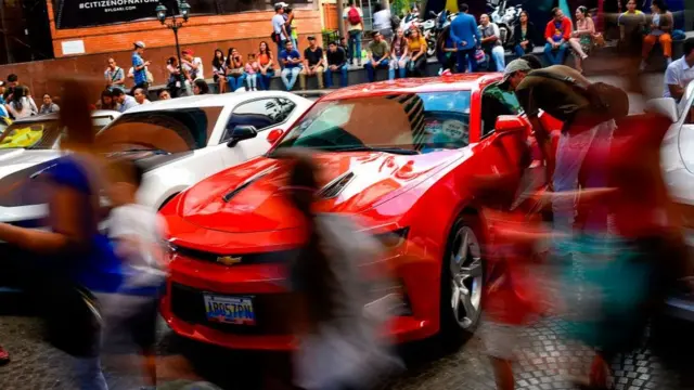 Exhibición de carros de lujo en las instalaciones de un centro comercial.