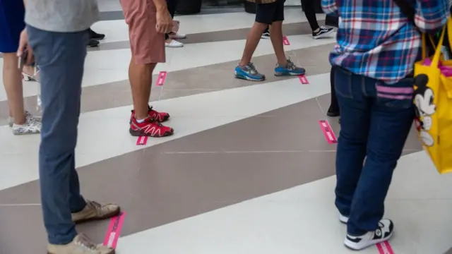 Xếp hàng cũng phải theo kiểu giãn cách xã hội. Siam Paragon Mall hôm 17/5