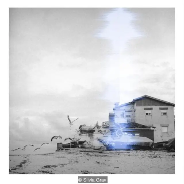 Foto en blanco y negro de una casa en la playa. Foto: Silvia Grav.