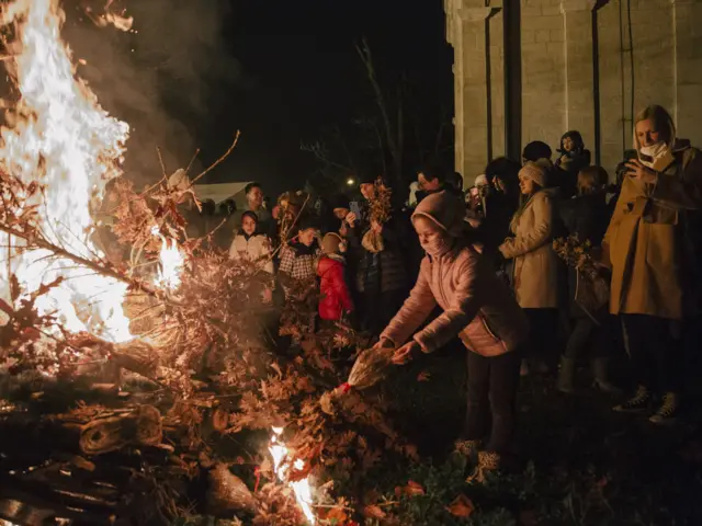 Паљење бадњака