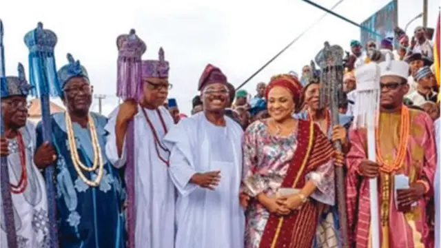 Abiola, aya rẹ Florence pẹlu awọn ọba mọkalelogun to gbe ade le lori nilẹ Ibadan