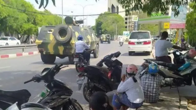 စစ်ကားတွေနဲ့ကင်းလှည့်နေ