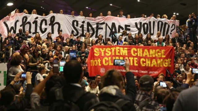 محتجون يرفعون شعارات بشأن تغير المناخ