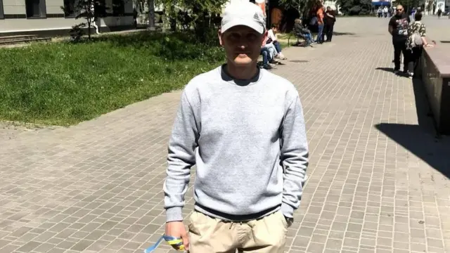 Це Денис, учасник руху опору. Його затримали на проукраїнському мітингу 9 травня і декілька днів допитували в підвалі