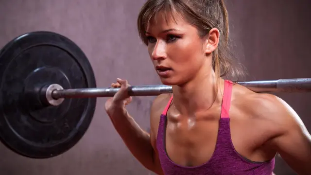 Mujer levantando pesas