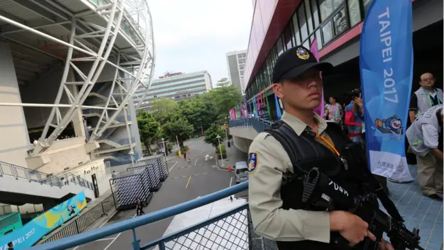 世大运场馆外的维安人员。