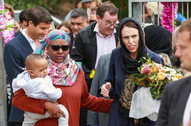 新西兰总理杰辛达·阿德恩17日前往惠灵顿清真寺慰问伊斯兰社区。