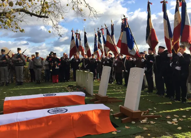 फ़्रांसीसी और भारतीय सैन्यकर्मियों ने अज्ञात भारतीय सैनिकों को अंतिम श्रद्धांजलि दी