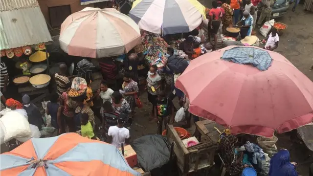 People dey pack demself got markets for last minute shopping