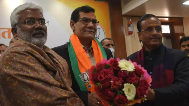 अरविंद कुमार शर्मा (बीच में)