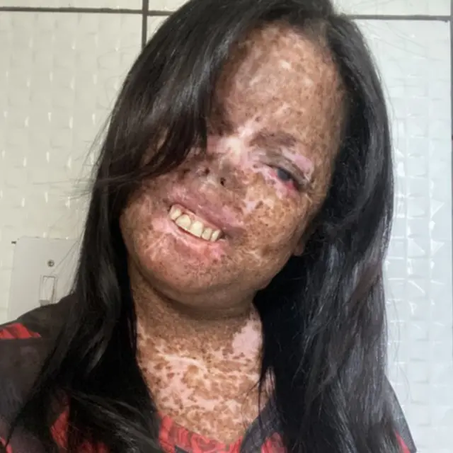 Juliana sorrindo para selfie