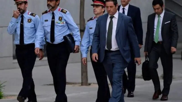 يواجه رئيس شرطة كتالونيا (الثاني في اليسار) محاكمة في مدريد