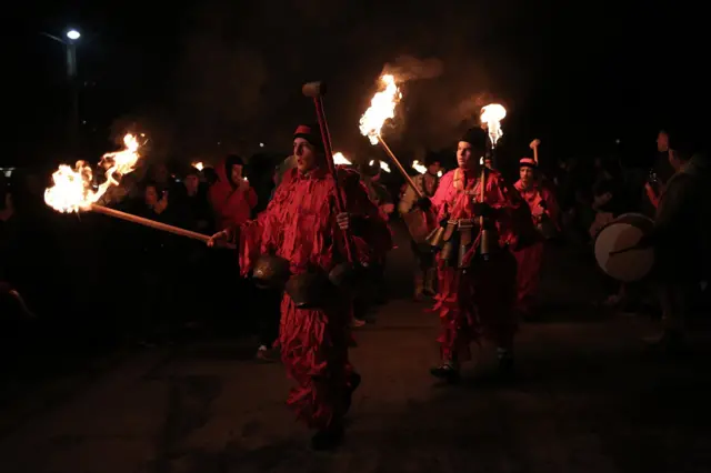 Takođe, postoje i varijacije u samom obredu. U Košarevu učesnici maskirane povorke donose upaljene baklje na trg i bacaju ih na prethodno naslagana drva.