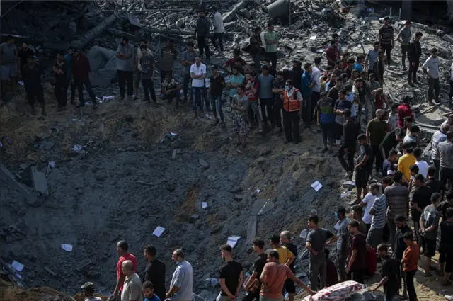 11월 1일 사람들이 거대한 분화구의 가장자리에 서있다