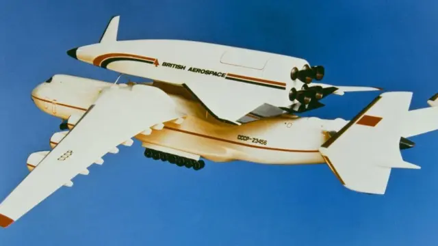 نموذج مشروع "هوتول" لتطوير طائرة تقطع المسافة بين إنجلترا واستراليا في 48 دقيقة، لكن المشروع باء بالفشل