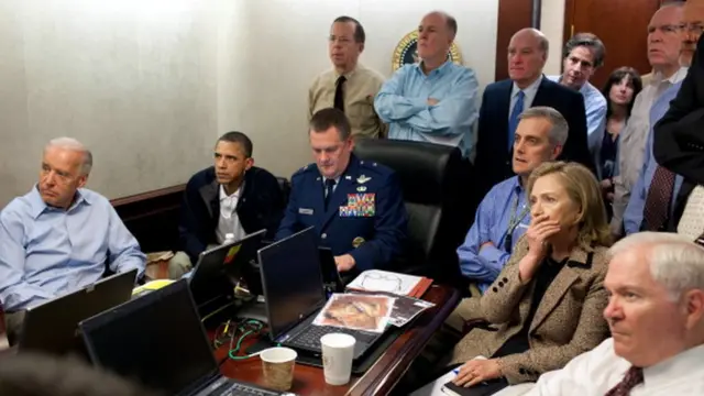 El presidente Barack Obama, el vicepresidente Joe Biden, la exsecretaria de Estado Hillary Clinton y miembros del equipo de seguridad nacional en la habitación de la Casa Blanca conocida como "the Situation Room", el 1ro de mayo de 2011.