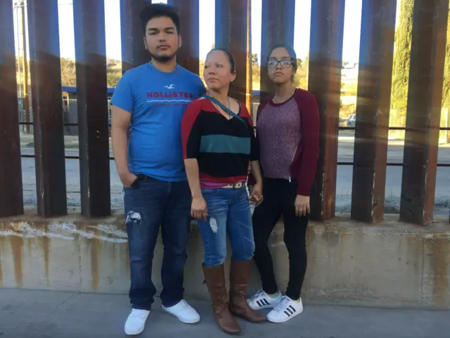 Guadalupe y sus hijos.