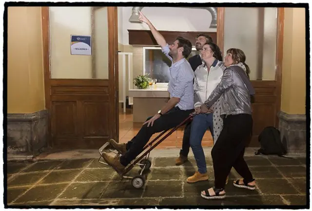 La directora general de BBC Mundo, Carolina Robino, junto a la productora Analía Llorente y el periodista Arturo Wallace, cargan con el peso de Juan Paullier, el corresponsal de BBC Mundo en México